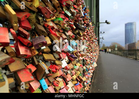 Cadenas d'amour sur le pont Hohenzollern à Cologne, Northrhine-Westfalia, Allemagne. Banque D'Images