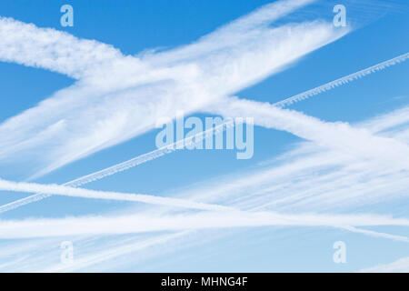 Des traces d'avion, le nuage en ciel bleu. Banque D'Images