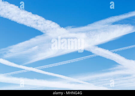 Des traces d'avion, le nuage en ciel bleu. Banque D'Images