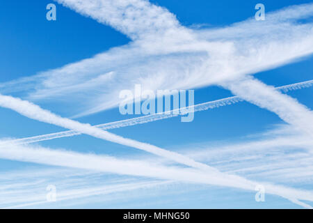 Des traces d'avion, le nuage en ciel bleu. Banque D'Images