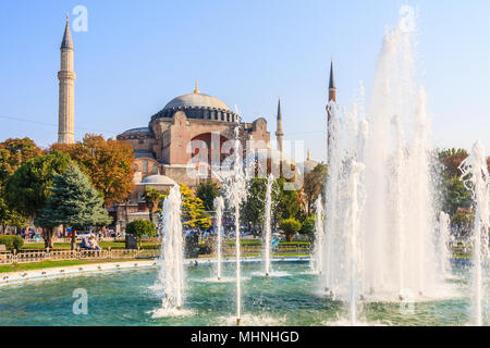 Istanbul, Turquie 8 Octobre 2011 : Le Sultan Ahmad Maydan Fontaine avec Sainte-sophie en arrière-plan, la fontaine est situé dans Sultanahmet Square. Banque D'Images