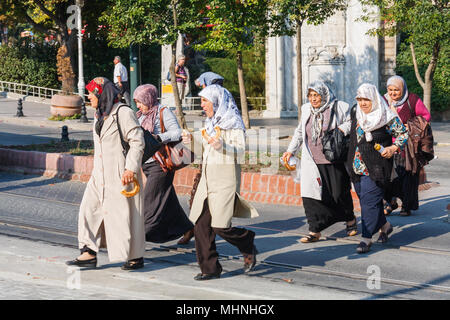 Istanbul, Turquie 8 Octobre 2011 : les femmes musulmanes qui traversent la route en place Sutanahmet, les femmes portent des headscarfs turc. Banque D'Images