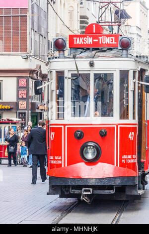 Istanbul, Turquie 8e Octobre 2011 : tramway rétro sur Istiklal Caddesi. Le tram s'exécute à la place Taksim . Banque D'Images