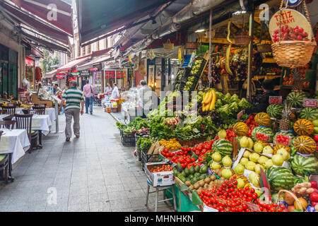 Istanbul, Turquie 8e Octobre 2011 : vente de fruits dans le quartier de Beyoglu, il y a beaucoup de magasins et restaurants de la région, Banque D'Images