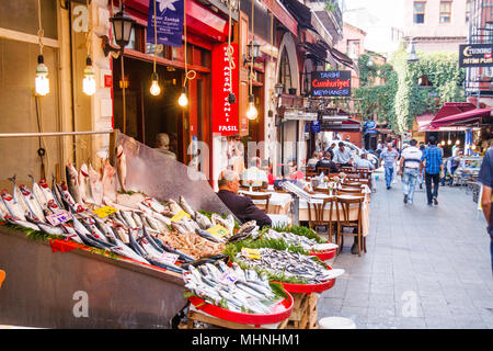 Istanbul, Turquie 8e Octobre 2011 : blocage du poisson et restaurant, quartier de Beyoglu. ici de nombreux restaurants et boutiques dans la région. Banque D'Images