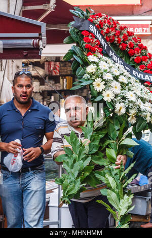 Istanbul, Turquie 8e Octobre 2011 : guirlande. Tributs floraux sont également donnés pour les ouvertures. Banque D'Images