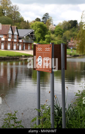 Gardez la droite et la vitesse maximale panneau d'avertissement sur la rivière Severn à Shrewsbury, Shropshire, au Royaume-Uni. Banque D'Images