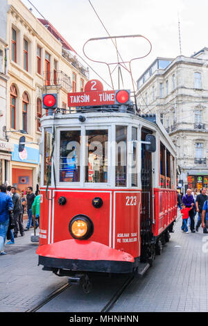 Istanbul, Turquie 8e Octobre 2011 : tramway rétro sur Istiklal Caddesi. Le tram s'exécute à la place Taksim . Banque D'Images