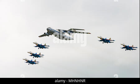 Koubinka, région de Moscou, Russie - 21 mai 2016 : IL-76MD et Su-27 Banque D'Images