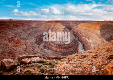 Le San Juan river serpente à travers un horseshoe bend à Goosenecks State Park, Utah, USA. Banque D'Images