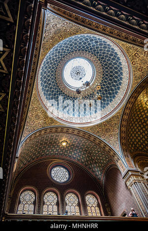 Prague, République tchèque - 20 août 2017 : vue de l'intérieur du dôme de la Synagogue Espagnole de Prague, situé dans la ville juive est construite en style mauresque Banque D'Images