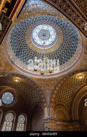 Prague, République tchèque - 20 août 2017 : vue de l'intérieur du dôme de la Synagogue Espagnole de Prague, situé dans la ville juive est construite en style mauresque Banque D'Images