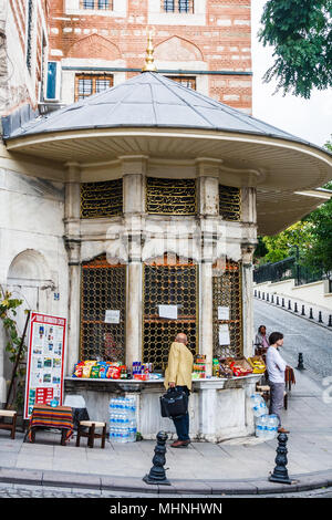 Istanbul, Turquie, 2-10 octobre 2011 : Kiosque sur le coin de rue. Petits magasins vendent des boissons, chips, tabac, etc. Banque D'Images