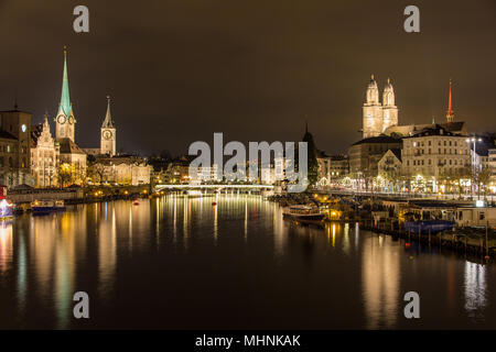 Zurich sur les rives de la rivière Limmat, au soir d'hiver Banque D'Images