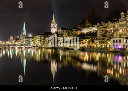 Zurich sur les rives de la Limmat au winter Night Banque D'Images