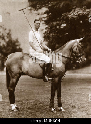 Albert, duc de York (1895-1952) (plus tard le roi George VI) jouer au polo - posant assis sur son poney préféré juste avant de prendre part à ce trenuous "sport". Date : 1923 Banque D'Images