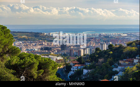 Vue sur la montagne Tibidabo de Barcelone - Espagne Banque D'Images