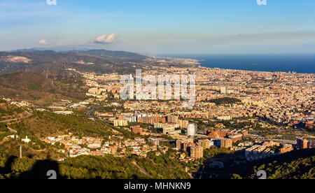 Vue de Barcelone du haut de Sagrat Cor temple Banque D'Images