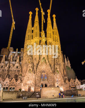Vue de nuit sur la Sagrada Familia à Barcelone Banque D'Images