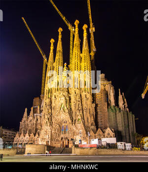 Vue de nuit sur la Sagrada Familia à Barcelone Banque D'Images