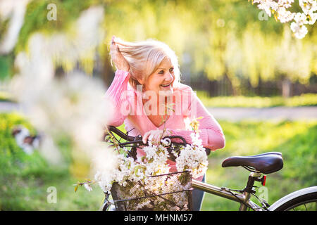 Belle femme senior avec location à l'extérieur au printemps la nature. Banque D'Images