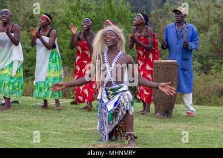 Danseurs Intore rwandais traditionnel au gorille de montagne View Lodge près de Ruhengeri, le parc national des volcans, Rwanda, des Virunga Banque D'Images