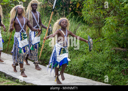 Danseurs Intore rwandais traditionnel au gorille de montagne View Lodge près de Ruhengeri, le parc national des volcans, Rwanda, des Virunga Banque D'Images