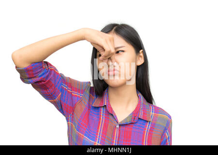 Portrait de femme frustrée de pincer le nez avec dégoût sur son visage à cause de mauvaise odeur isolé sur fond blanc Banque D'Images