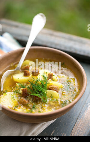 La soupe aux pois avec croûtons Banque D'Images