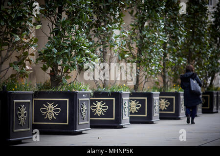 Le centre-ville de Manchester semoirs avec le logo de l'abeille Banque D'Images