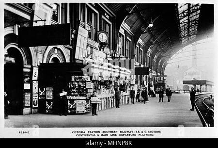 Chemin de fer du sud de la plate-forme continentale et la canalisation de départ 2 dans la gare de Victoria, Londres, avec un W H Smith news stand. Date : vers 1910 Banque D'Images