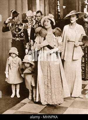 Royals quitter St. Pauls - Jubilé d'argent du roi George V le 6 mai 1935. Le duc et la duchesse de York et leurs enfants avec le duc et la duchesse de Kent et l'évêque de Londres. Date : 1935 Banque D'Images