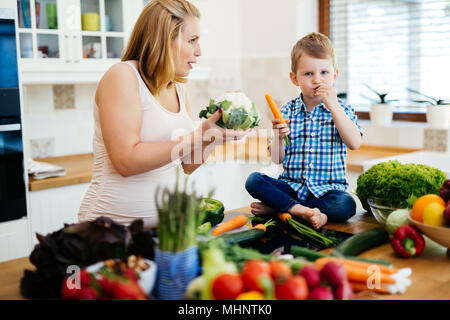 Maman enceinte et l'enfant la préparation de repas Banque D'Images