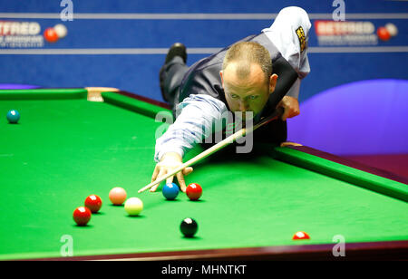 Mark Williams en action contre Ali Carter pendant leur quart de finale, au cours de la journée 12 2018 Championnat du Monde Betfred, Sheffield Crucible. Banque D'Images