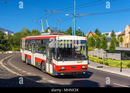 BRATISLAVA, Slovaquie - 11 août : Une vieille Skoda 14Tr10/6 trolleyb Banque D'Images