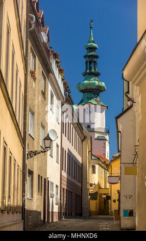 Une rue de la vieille ville de Bratislava, avec vue sur Michael Gate Banque D'Images