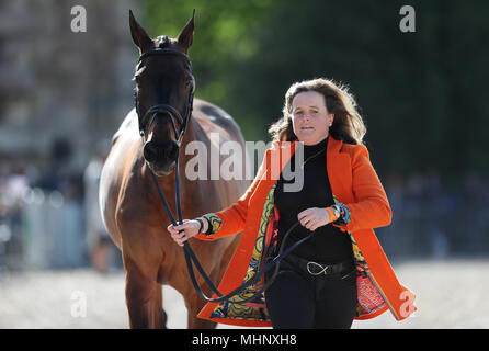 Pippa Funnel avec Billy Méfiez-vous dans le trot jusqu'au cours de la première journée de la Mitsubishi Motors Badminton Horse Trials au Badminton Estate, Gloucestershire. ASSOCIATION DE PRESSE Photo. Photo date : mercredi 2 mai 2018. Voir PA story EQUESTRIAN Badminton. Crédit photo doit se lire : David Davies/PA Wire Banque D'Images