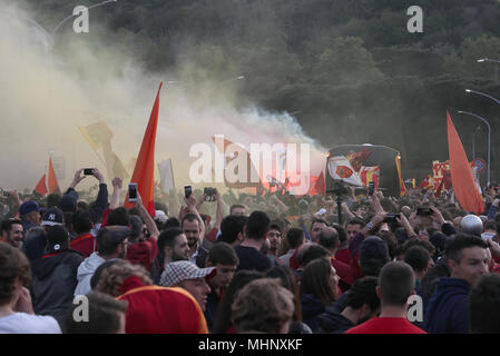 Fans roms comme surround Roma's bus de l'équipe qu'elle arrive à le Stadio Olimpico en avant de la la Ligue des Champions, demi-finale match retour match contre Liverpool FC. Banque D'Images