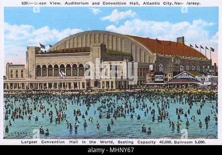 Vue sur l'océan, l'Auditorium et Convention Hall, Atlantic City, New Jersey, USA. Date : vers 1930 Banque D'Images