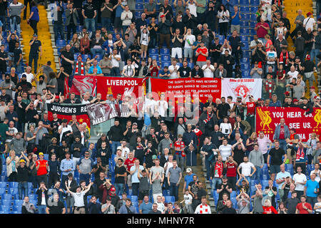 Des fans de Liverpool dans les stands en avant de la Ligue des Champions, demi-finale, deuxième jambe à le Stadio Olimpico, Rome. Banque D'Images