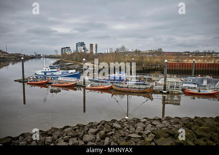 Glasgow en Ecosse, de petites embarcations sur la rivière Clyde Banque D'Images