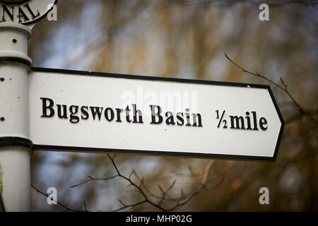 Inscrivez-vous sur le pic de métal coulé dans le canal de la forêt high peak à Whaley Bridge dans le Derbyshire, Angleterre soulignant la Bugsworth basin Banque D'Images