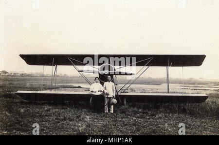 Sun Yat Sen et femme avec le premier avion fabriqué en Chine Banque D'Images