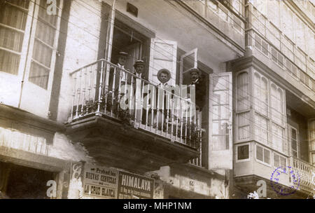 Quatre hommes sur un balcon à Ferrol, Galice, Espagne Banque D'Images