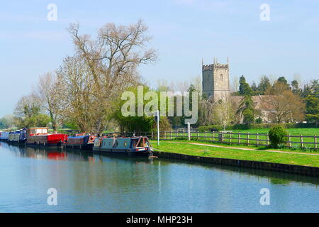 Vue dans le village de Frampton sur Severn, Gloucestershire, montrant des péniches sur le canal Sharpness et l'église paroissiale de St Mary la Vierge. Banque D'Images