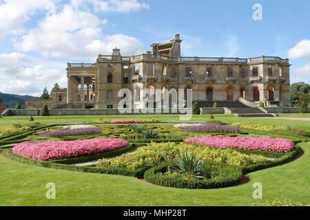 Vue sur les ruines de Witley court, Worcestershire, avec un parterre de fleurs coloré au premier plan. Le manoir du 19e siècle a été endommagé par un incendie en 1937, et des travaux de restauration sont entrepris par English Heritage. Banque D'Images