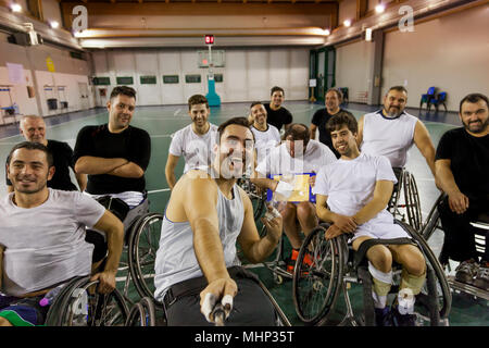 Mobilité sport hommes détente tout en jouant au basket-ball intérieur un terrain de basket-ball Banque D'Images