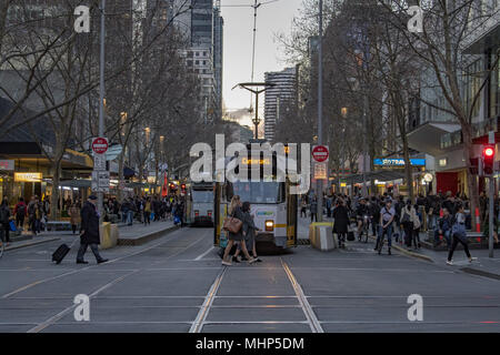 MELBOURNE, AUSTRALIE, LE 16 AOÛT 2017 - le trafic dans le centre-ville et la rue flinder bourke Melbourne est la capitale et ville la plus peuplée de Victoria Banque D'Images
