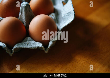 Six oeufs frais bio en boîte carton Banque D'Images