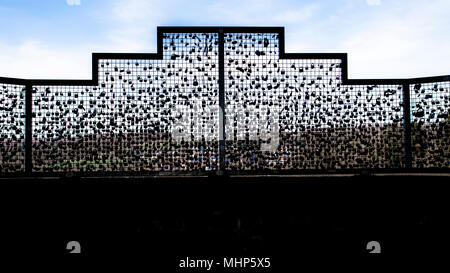 De nombreux noirs silouette love locks Banque D'Images